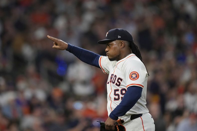 El dominicano Framber Valdez, abridor de los Astros de Houston, señala hacia las gradas tras hacer un lanzamiento ante los Mets, el jueves 27 de marzo de 2025 (AP Foto/David J. Phillip)