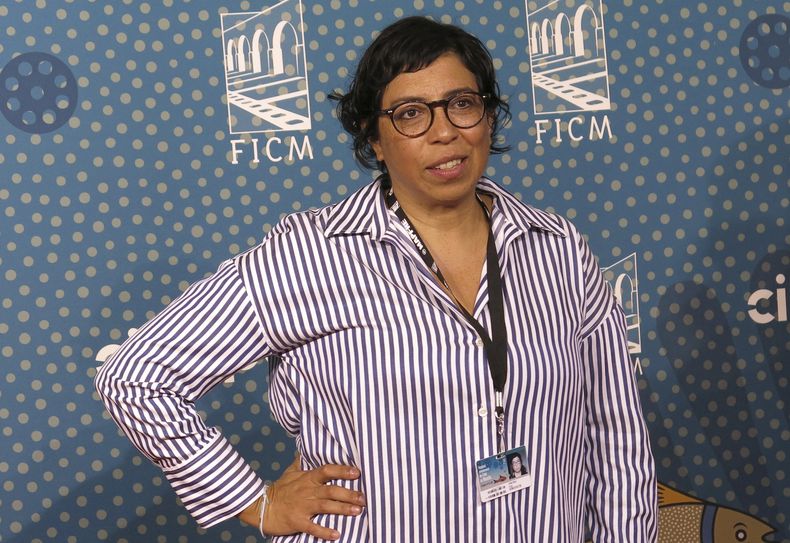 La documentalista salvadoreña-mexicana Tatiana Huezo posa en la alfombra roja de la película Perdidos en la noche en el Festival Internacional de Cine de Morelia en Morelia, México, el domingo 22 de octubre de 2023. (Foto AP /Berenice Bautista)