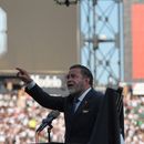 El venezolano Ozzie Guillén, expelotero y exmanager de los Medias Blancas de Chicago, pronuncia un discurso después de que su número fue retirado el sábado 8 de agosto de 2026 (AP Foto/David Banks)
