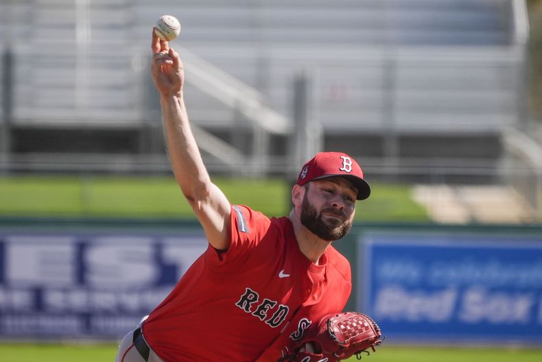 ARCHIVO - Lucas Giolito de los Medias Rojas de Boston lanza en un entrenamiento de pretemporada, el 15 de febrero de 2024, en Fort Myers, Florida. (AP Foto/Gerald Herbert)