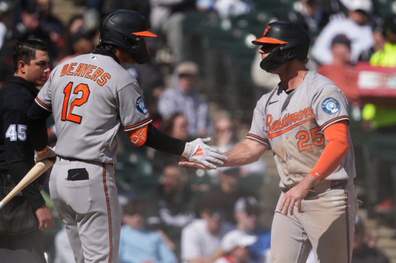 Pete Alonso, de los Orioles de Baltimore (a la derecha), celebra con Dylan Beavers tras anotar una carrera gracias a un lanzamiento descontrolado del receptor de los Medias Blancas de Chicago, Reese McGuire, durante la sexta entrada de un partido de béisbol en Chicago, el miércoles 8 de abril de 2026. (Foto AP/Nam Y. Huh)