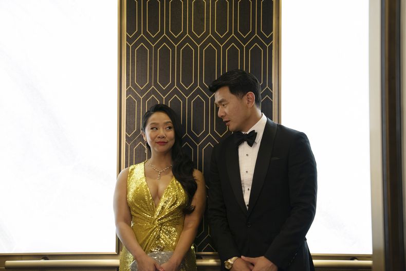 En esta imagen proporcionada por Sony Pictures Classics, Stephanie Hsu, izquierda, y Ronny Chieng en una escena de Shortcomings. (Jon Pack/Sony Pictures Classics vía AP)