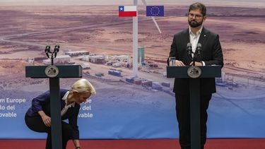 La presidenta de la Comisión Europea, Ursula Von Der Leyen, se agacha para recoger un aparato de traducción mientras se prepara para una conferencia de prensa con el presidente de Chile, Gabriel Boric, en el palacio presidencial de La Moneda en Santiago, Chile, el miércoles 14 de junio de 2023. Una avalancha de críticas ante la decisión de Chile de declinar ser el invitado de honor de la prestigiosa Feria del Libro de Frankfurt, en Alemania, llevó el viernes 16 de junio de 2023 a Boric a tratar de revertir la situación para poder participar. (AP Foto/Esteban Félix)