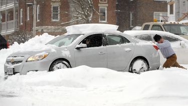 americateve | Una automovilista recibe ayuda despu&eacute;s de que su coche quedara atascado en la nieve en un estacionamiento en un edificio de apartamentos en Enfield, Connecticut, el mi&eacute;rcoles 5 de febrero de 2014. (AP Foto/Journal Inquirer, Jim Michaud)