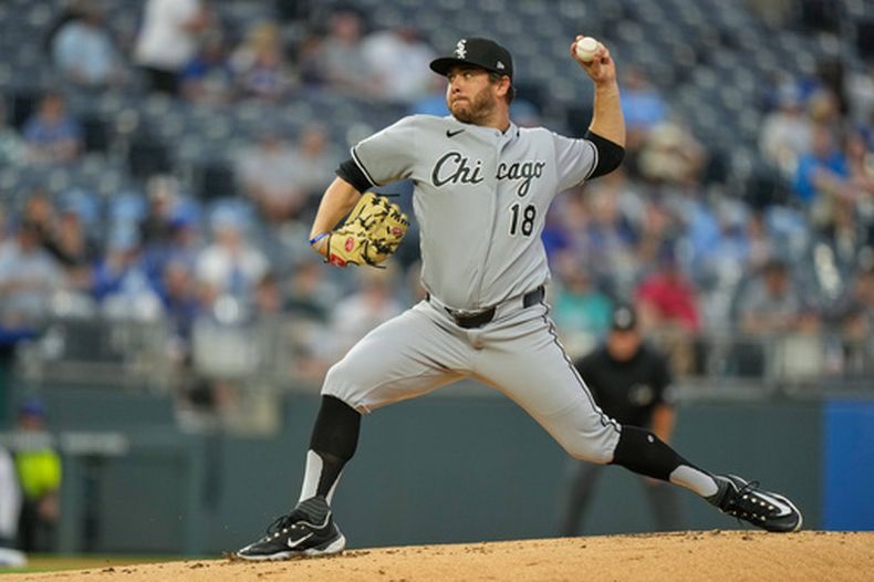 Anthony Kay, abridor de los Medias Blancas de Chicago, hace un pitcheo en el juego ante los Reales de Kansas City, el jueves 9 de abril de 2026 (AP Foto/Charlie Riedel)