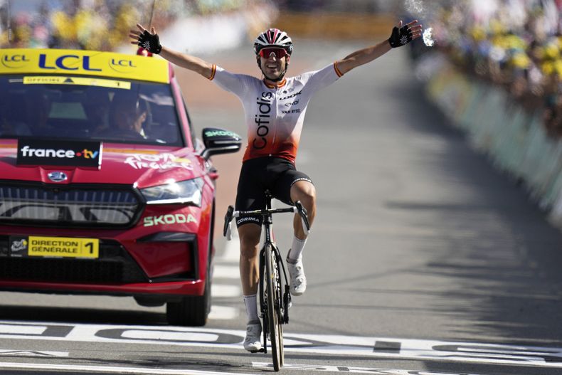 Ion Izagirre celebra su victoria en la 12da etapa del Tour de Francia, el jueves 13 de julio de 2023, en Belleville-en-Beaujolais. (AP Foto/Daniel Cole)