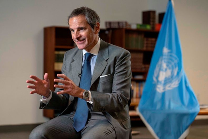 Rafael Grossi, director general del Organismo Internacional de Energía Atómica (OIEA) y candidato a secretario general de la ONU, habla en entrevista en la sede de Naciones Unidas, el martes 28 de abril de 2026. (AP Foto/Yuki Iwamura)