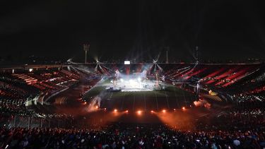 Artistas en la tarima durante la ceremonia de apertura de los Juegos Panamericanos en el Estadio Nacional de Santiago, el viernes 20 de octubre de 2023. (AP Foto/Eduardo Verdugo)