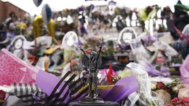Homenajes colocados frente al puente Black Sabath para honrar al músico Ozzy Osbourne mientras miles de fans se reunieron para ver una procesión fúnebre por el líder de Black Sabbath, Ozzy Osbourne, luego de su muerte a los 76 años, en Birmingham, Inglaterra, el miércoles 30 de julio de 2025. (Foto AP/Alberto Pezzali)