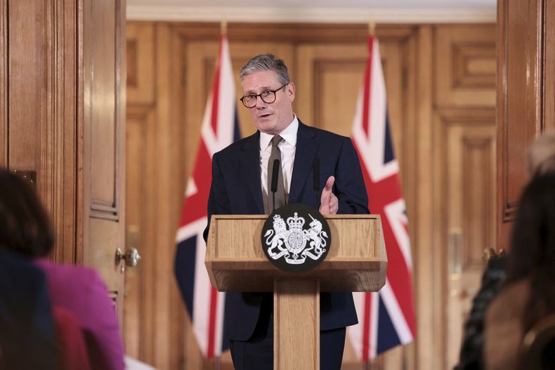 El primer ministro británico, Keir Starmer, pronuncia un discurso después de su primera reunión con el Gabinete tras asumir el cargo, en Londres, el sábado 6 de julio de 2024.(Claudia Greco, Pool Foto vía AP)