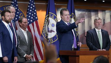 Republicanos respaldan a Trump tras allanamiento del FBI