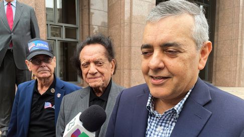 ARCHIVO – El excongresista David Rivera habla con los medios fuera de un tribunal federal en Miami, el 20 de diciembre de 2022. (AP Foto/Joshua Goodman, Archivo)