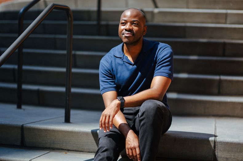 Floyd Jones, fundador de BackBlack, una organización dedicada a la filantropía de personas negras, en Nueva York, el 19 de agosto del 2026. (AP foto/Angelina Katsanis)