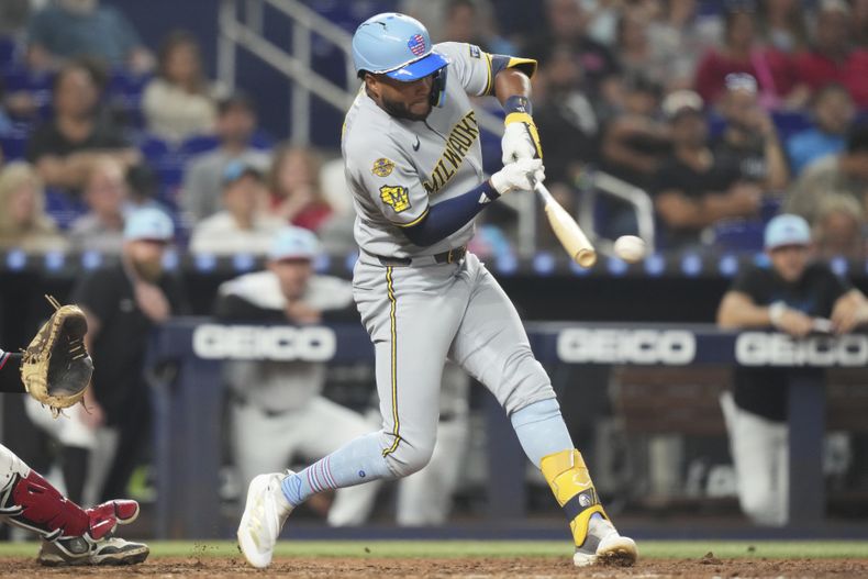 El venezolano Jackson Chourio, de los Cerveceros de Milwaukee, conecta un doble productor en el juego ante los Marlins de Miami, el viernes 4 de julio de 2025 (AP Foto/Lynne Sladky)
