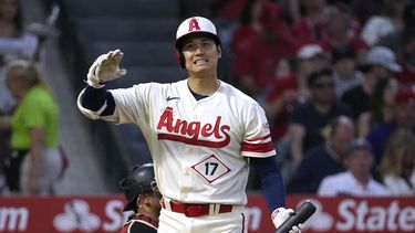 Shohei Ohtani, de los Angelinos de Los Ángeles, gesticula después de haber sido ponchado durante la cuarta entrada del juego de béisbol en contra de los Diamonfbacks de Arizona, el sábado 1 de julio de 2023, en Anaheim, California. Ohtani va al Juego de Estrellas como bateador designado y como parte del cuerpo de lanzadores de la Liga Americana. (AP Foto/Mark J. Terrill)