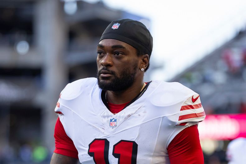 ARCHIVO - El receptor abierto de los 49ers de San Francisco, Brandon Aiyuk (11), camina fuera del campo antes de un partido de fútbol americano de la NFL contra los Seahawks de Seattle, el 10 de octubre de 2024, en Seattle. (Foto AP/Ben VanHouten, Archivo)