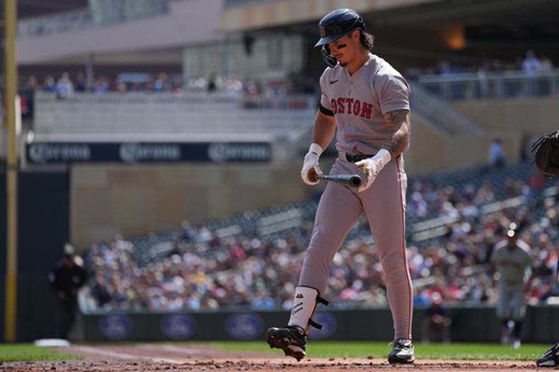 Jarren Duran de los Medias Rojas de Boston tras poncharse en el primer inning del juego contra los Mellizos de Minnesota, el miércoles 15 de abril de 2026, en Minneapolis. (AP Foto/Abbie Parr)