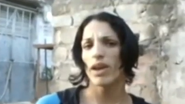 americateve | Un activista gay y enfermo de sida lleva mas de un semana preso en santa clara acusado por el régimen de desorden público. Se trata de David Bustamante quien exigió libertad y comida para el pueblo de Cuba en una protesta en el techo de su casa.