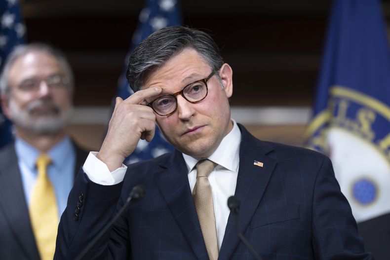 El presidente de la Cámara de Representantes, el republicano Mike Johnson, se reúne con los periodistas mientras los republicanos de la Cámara de Representantes siguen adelante con una estrategia de ir por libre en un proyecto de ley de gastos provisional del Partido Republicano que mantendría las agencias federales financiadas hasta el 30 de septiembre, en el Capitolio, en Washington, el martes 11 de marzo de 2025. (AP foto/J. Scott Applewhite)