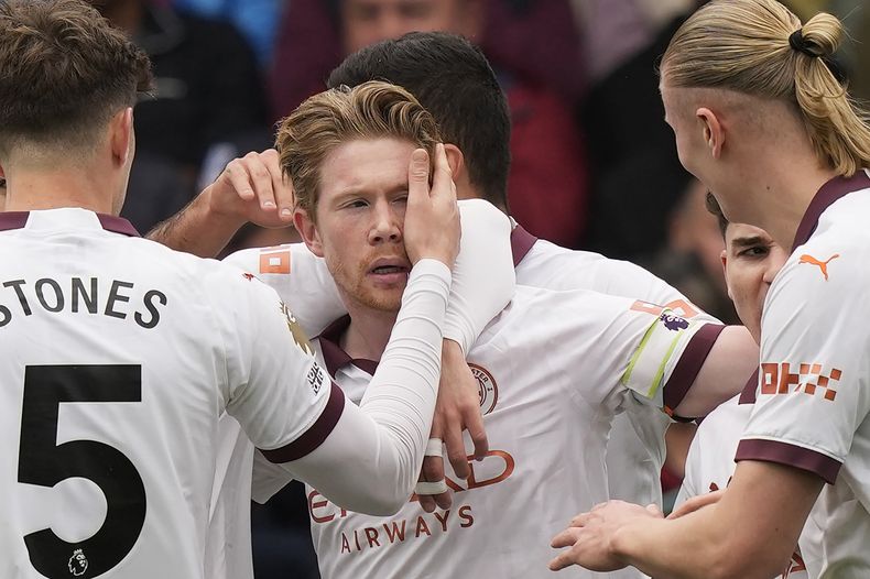 Kevin De Bruyne (centro) celebra con sus compañeros tras anotar el primer gol del Manchester City ante Crystal Palace en la Liga Premier, el 6 de abril de 2024. (AP Foto/Frank Augstein)