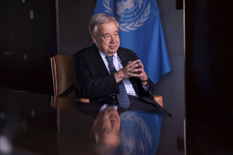 El secretario general de las Naciones Unidas, Antonio Guterres, en entrevista con The Associated Press en la sede del organismo, el martes 22 de julio de 2025, en Nueva York. (AP Foto/Adam Gray)