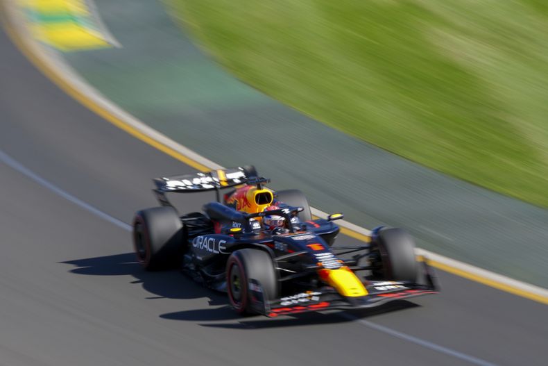 El Red Bull del holandés Max Verstappen, durante la sesión de calificación para el Gran Premio de Fórmula Uno de Australia, en Albert Park, Melbourne, Australia, el 23 de marzo de 2024. (AP Foto/Asanka Brendon Ratnayake)