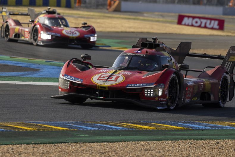 El Ferrari AF Corse, conducido por Antonio Giovinazzi, Alessandro Pier Guidi y James Calado durante las 24 Horas de Le Mans, el domingo 11 de junio de 2023. (AP Foto/Jeremias Gonzales)
