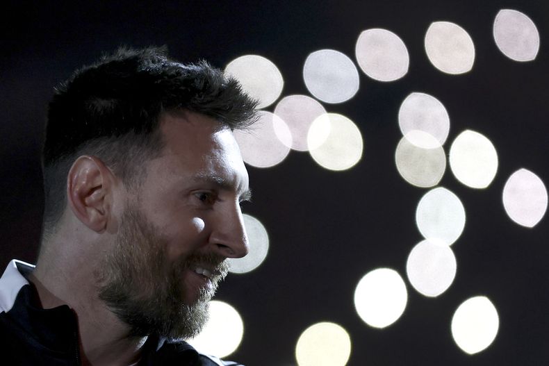 Lionel Messi sonríe durante el partido de despedida a Maximiliano Rodríguez en el estadio Marcelo Bielsa en Rosario, Argentina, el sábado 24 de juno de 2023. (AP Foto/Nicolás Aguilera)