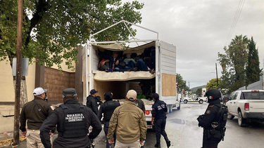 descubren a 19 migrantes cubanos escondidos en unos camiones en nuevo leon mexico