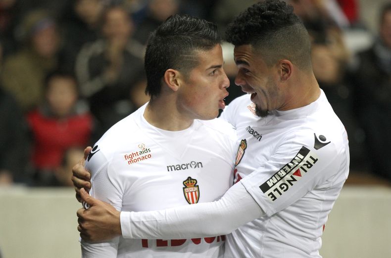 El colombiano James Rodr&iacute;guez, izquierda, celebra con Emmanuel Riviere tras anotar un gol para M&oacute;naco en el partido ante Niza en la liga francesa el martes 3 de diciembre de 2013. (AP Foto/Lionel Cironneau)