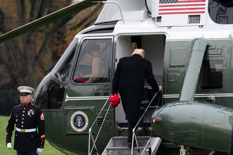 El presidente Donald Trump aborda el helicóptero Marine One, en el Prado Sur de la Casa Blanca, el sábado 22 de noviembre de 2025, con destino a la Base Conjunta Andrews (AP Foto/Jose Luis Magaña)