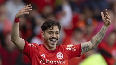 Mauricio del Internacional de Porto Alegre celebra tras anotar el primer gol de su equipo ante el Independiente de Medellin en la Copa Libertadores el miércoles 28 de junio del 2023. (AP Foto/Liamara Polli)