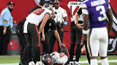 Baker Mayfield (6), quarterback de los Buccaneers de Tampa Bay, yace tendido en el campo después de sufrir una lesión durante la segunda mitad del partido de la NFL en contra de los Vikings de Minnesota, el domingo 27 de septiembre de 2026, en Tampa, Florida. (AP Foto/Jason Behnken)