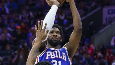 Embiid consigue doble doble en victoria de 76ers