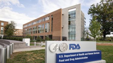 El campus de la Administración de Alimentos y Medicamentos de EEUU (FDA) en Silver Spring, Maryland, el 14 de octubre de 2015. (AP Foto/Andrew Harnik, Archivo)