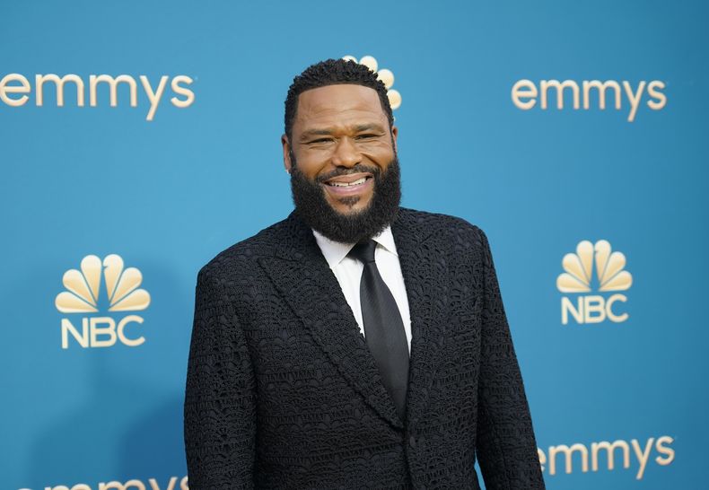 ARCHIVO - Anthony Anderson llega a la 74a entrega de los Premios Emmy el 12 de septiembre de 2022, en el Microsoft Theater en Los Angeles. La 75a edición de los Premios Emmy se realizará el 15 de enero de 2024, después de un retraso de cuatro meses. Anderson será el maestro de ceremonias. (Foto AP/Jae C. Hong, archivo)