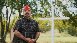 Julio Torres posa para una foto junto a una cruz en un campo, el lunes 22 de septiembre de 2025, en Terrell, Texas. (AP Foto/Tony Gutierrez)