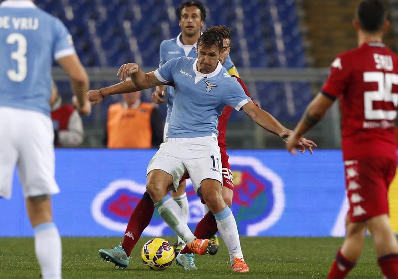 El delantero Miroslav Klose de la Lazio, en el medio, durante el partido Cagliari por la Serie A italiana, el lunes 3 de noviembre de 2014. (AP Foto/Riccardo De Luca)