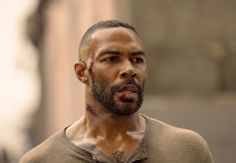 En esta imagen proporcionada por Netflix, Omari Hardwick en una escena de The Mother. (Ana Carballosa/Netflix vía AP)