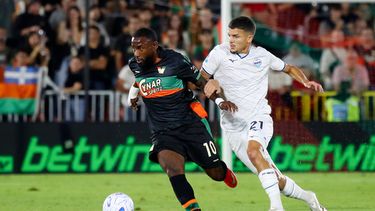Reda Belahyane (derecha) de la Lazio y John Yeboah de Venezia pugnan por el balón en un partido de la Serie A italiana, el sábado 19 de septiembre de 2026, en Venecia. (Paola Garbuio/LaPresse vía AP)