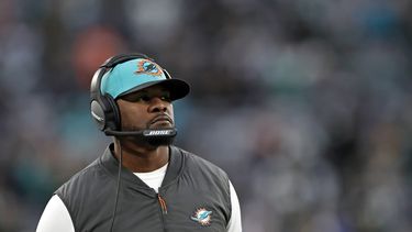 Brian Flores sostiene que su raza influyó en su despido