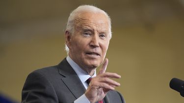 El presidente Joe Biden habla de la reducción del costo de los medicamentos con receta, en el NHTI Concord Community College, el martes 22 de octubre de 2024, en Concord, Nueva Hampshire. (AP Foto/Manuel Balce Ceneta)