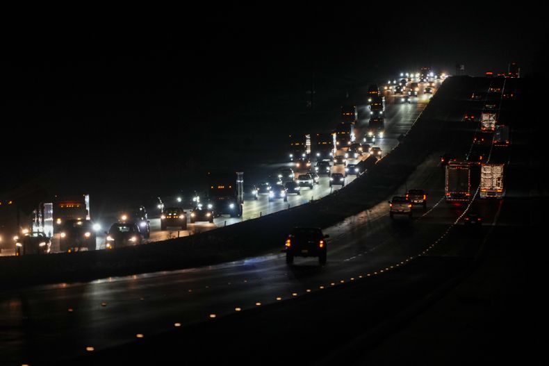 Un tráfico denso circula hacia el norte en la Interestatal 75 mientras la gente evacúa la zona de Tampa Bay antes de la llegada del huracán Milton la tarde del 7 de octubre de 2024 en Ocala, Florida. (AP Foto/Julio Cortez)