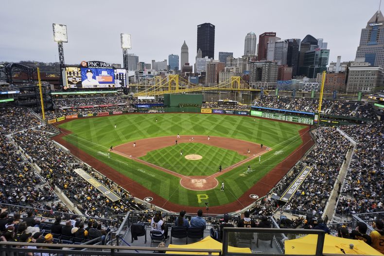 Una multitud del día inaugural observa un juego de béisbol entre los Piratas de Pittsburgh y los Yankees de Nueva York en el PNC Park en Pittsburgh, el viernes 4 de abril de 2025. (AP Foto/Gene J. Puskar)