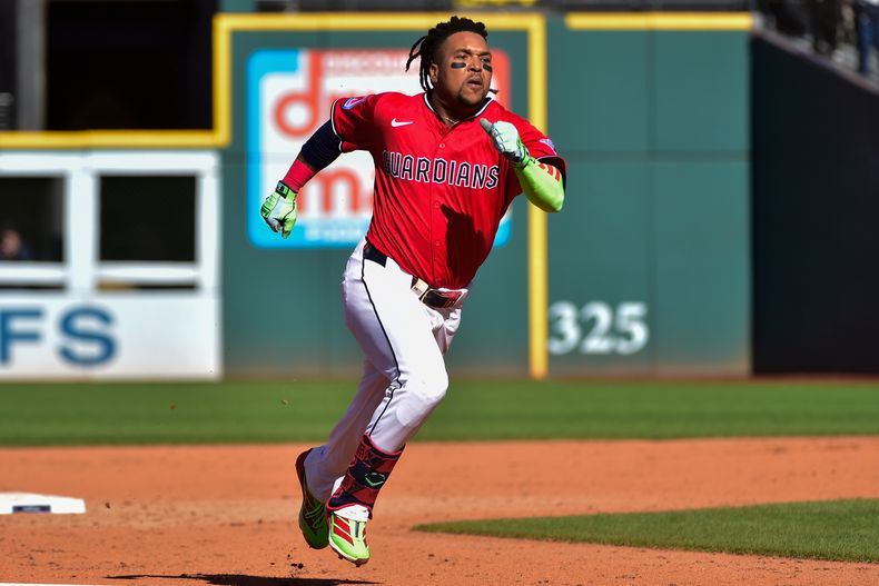 José Ramírez de los Guardianes de Cleveland corre hacia la tercera base en el noveno inning del primer juego de la serie de comodines de la Liga Americana, el martes 30 de septiembre de 2025, en Cleveland. (AP Foto/Phil Long)