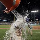 El puertorriqueño MJ Meléndez, de los Reales de Kansas City, es empapado con la hielera tras el triunfo sobre los Mets de Nueva York, el martes 1 de agosto de 2023 (AP Foto/Charlie Riedel)