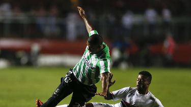 americateve | Orlando Enrique Berrio Mel&eacute;ndez, del Atl&eacute;tico Nacional de Colombia, cae ante una barrida de Michel Bastos, del Sao Paulo, durante el cotejo de vuelta por la semifinal de la Copa Sudamericana, el mi&eacute;rcoles 26 de noviembre de 2014  (AP