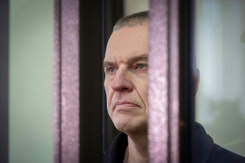 El periodista Andrzej Poczobut en el tribunal en Grodno, Bielorrusia, el 16 de enero del 2023. (Leonid Shcheglov/Pool via AP)