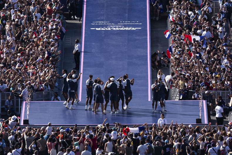 Atletas celebran en el Parque de Campeones, visto desde la Torre Eiffel, en los Juegos Olímpicos de París, el lunes 29 de julio de 2024. (AP Foto/Louise Delmotte, Pool)