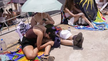 Fans de Taylor Swift esperan a que se abran las puertas del estadio olímpico Nilton Santos para su concierto Eras Tour en medio de una ola de calor, el sábado 18 de noviembre de 2023, en Río de Janeiro, Brasil. (Foto AP/Silvia Izquierdo)